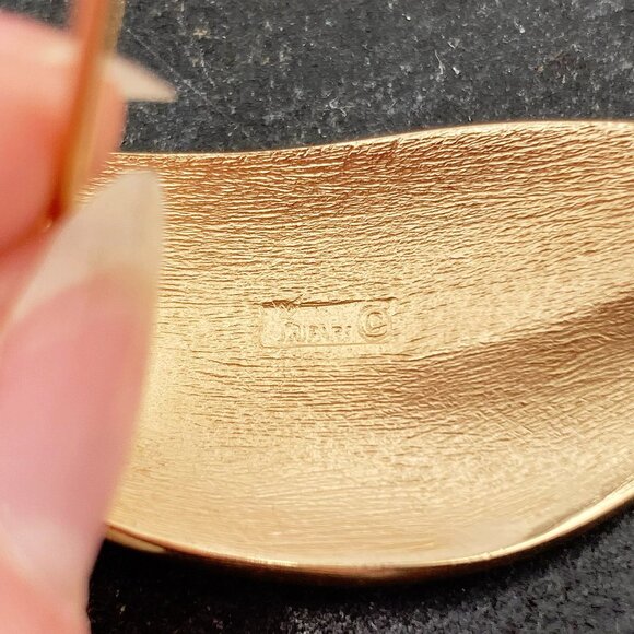 TRIFARI Vintage brushed gold tone metal curved leaf brooch ~ 1950s 1960s pin - Picture 7 of 9